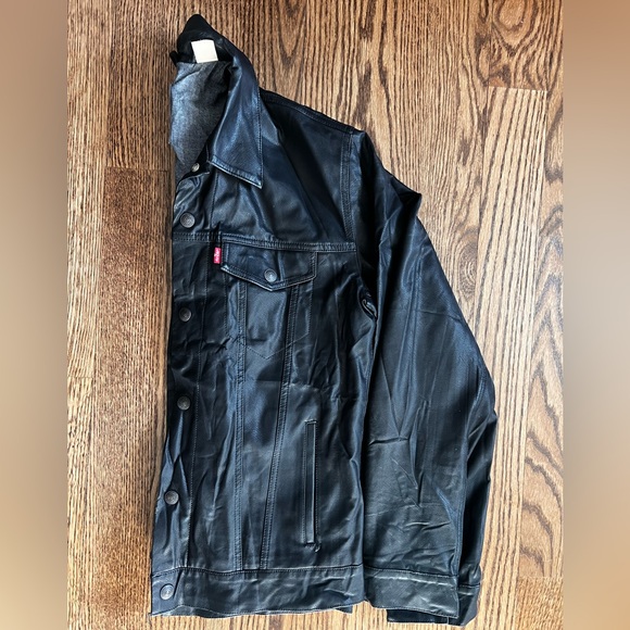 Levi's Men's Black Faux Leather Trucker Jacket - Picture 4 of 4